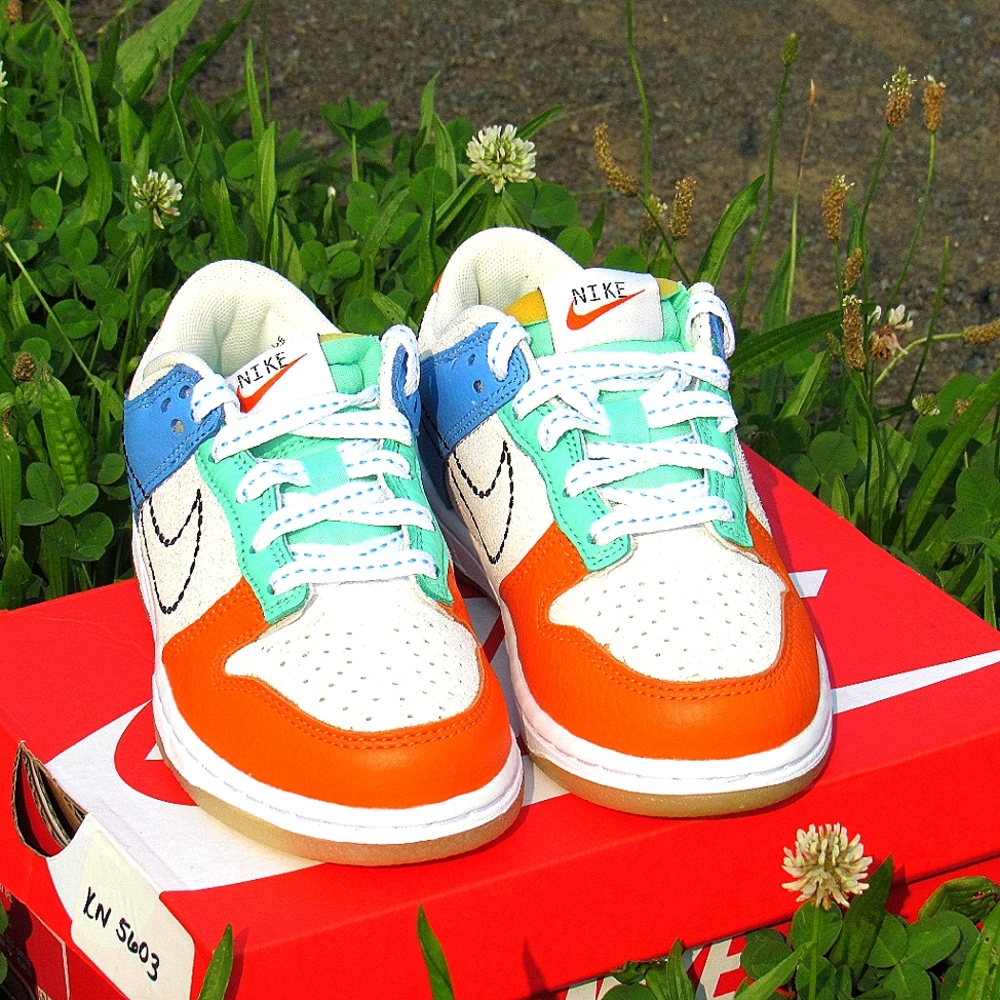 Nike Dunk Low - Picture 9 of 11